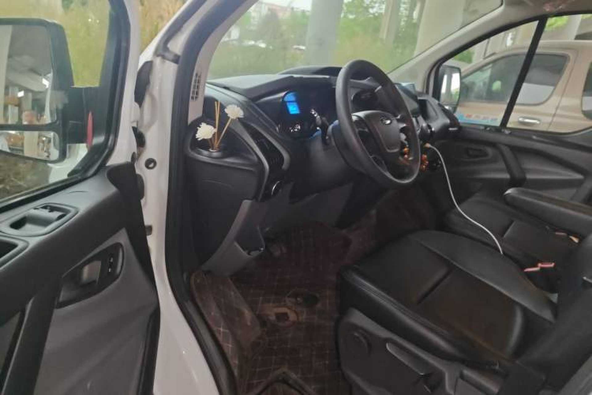 Used Ford Transit 2017 2.0T Diesel Van Mid-Chassis Mid-Roof China IV Standard Driver Seat