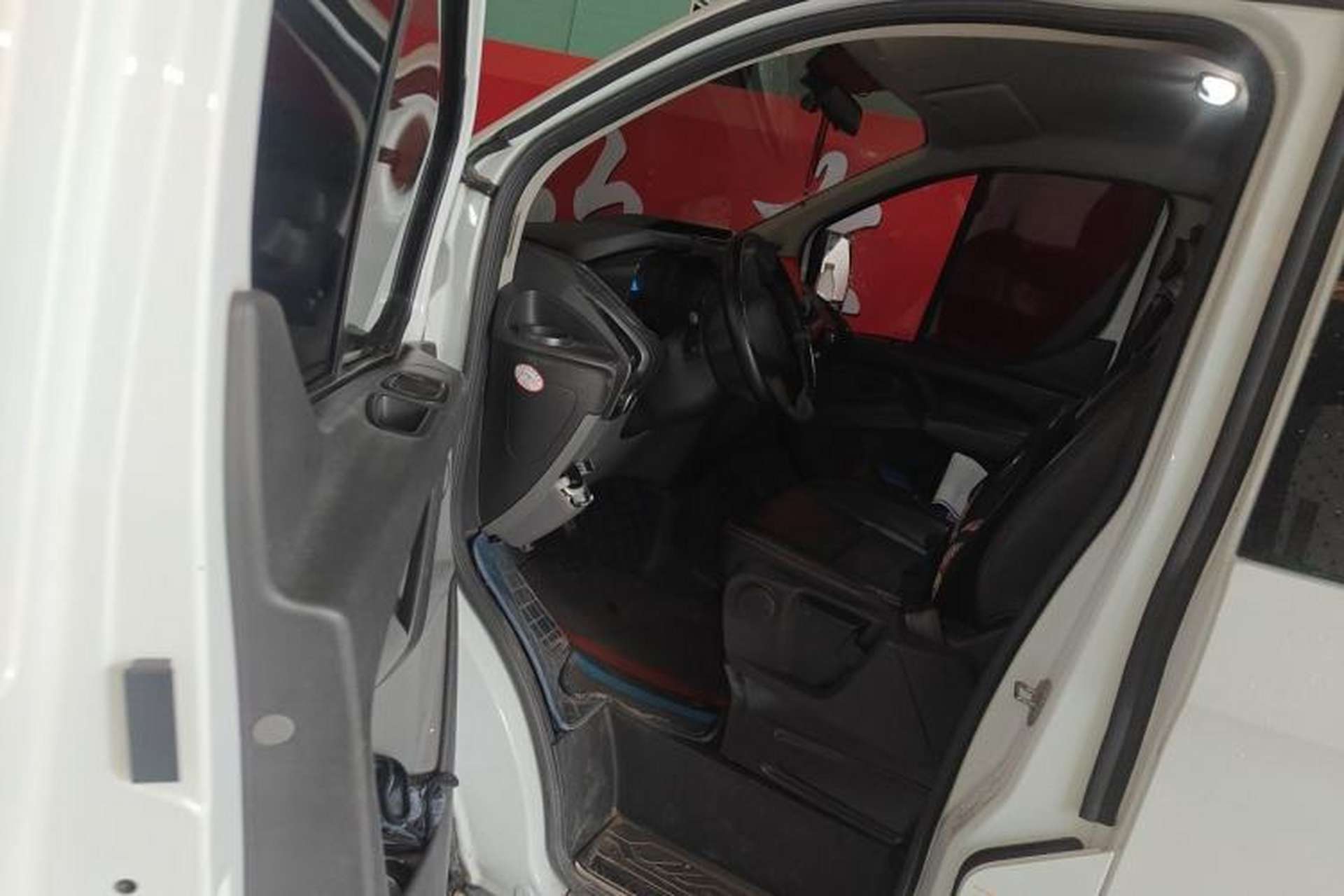 Used Ford Transit 2017 2.0T Diesel Multi-Purpose Commercial Vehicle Short Wheelbase Low Roof China V Standard Driver Seat