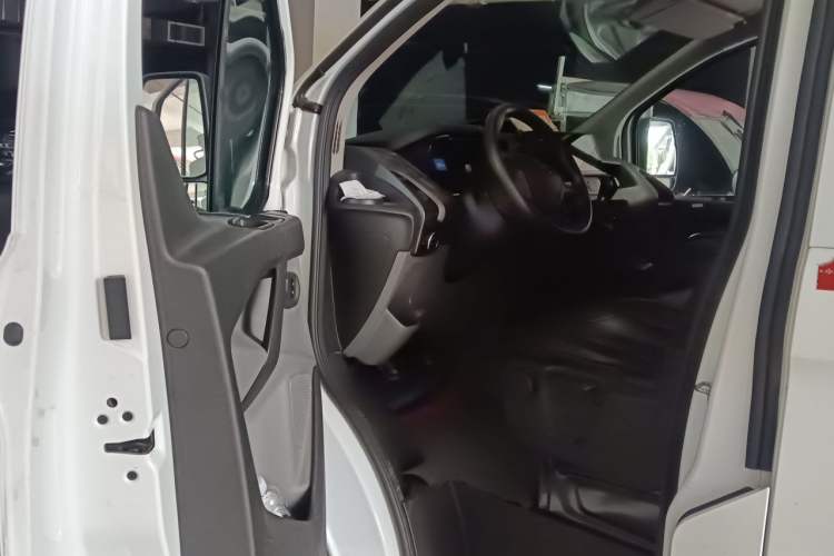 Used Ford Transit 2017 2.0T Diesel Van Mid-Chassis Mid-Roof China IV Standard Driver Seat