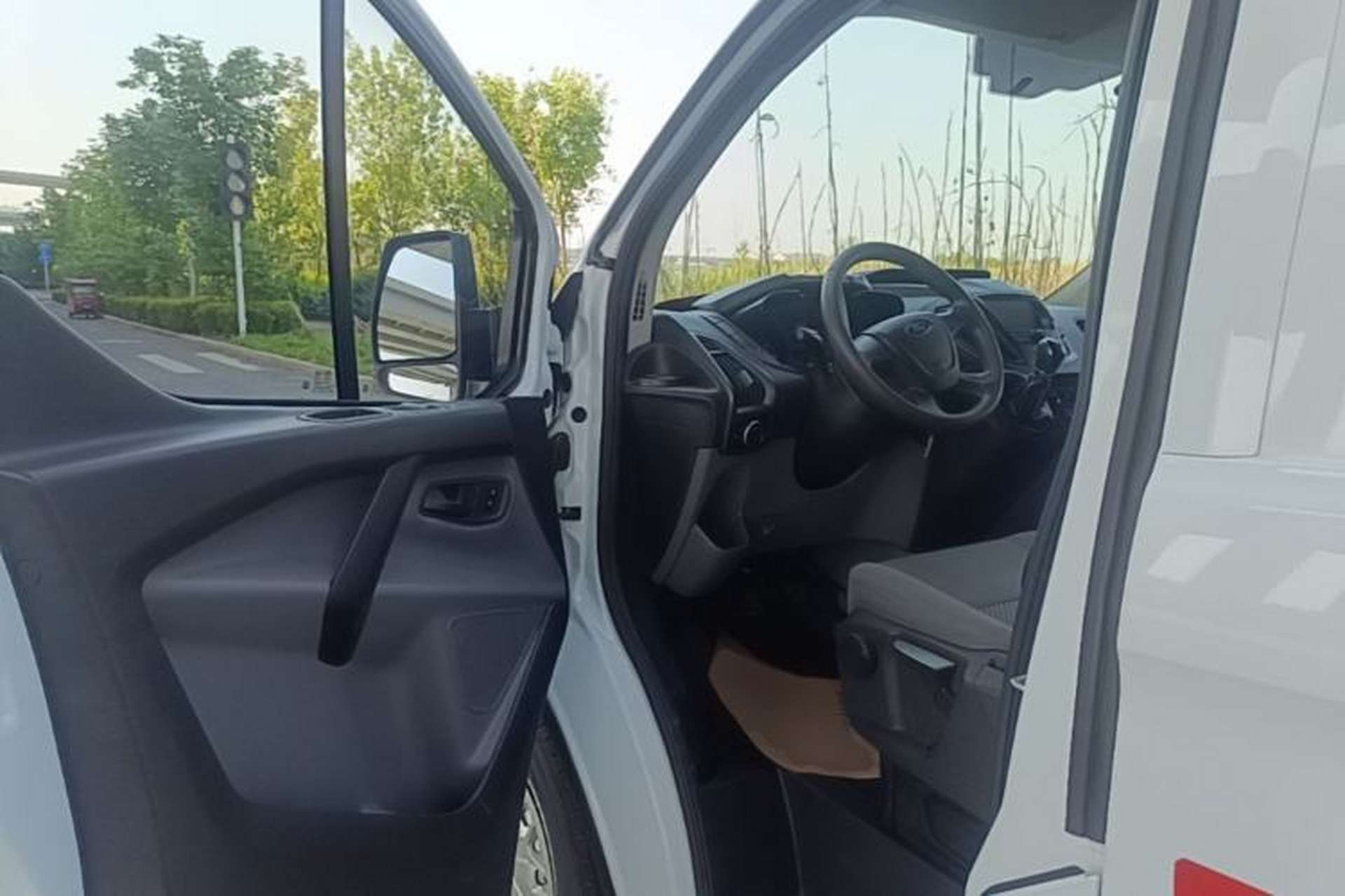 Used Ford Transit 2017 2.0T Diesel Van Mid-Chassis Mid-Roof China V Standard Driver Seat