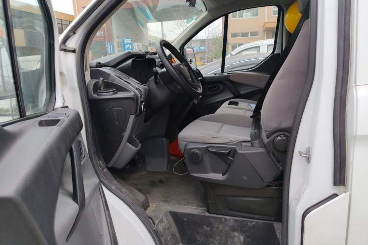 Used Ford Transit 2017 2.0T Diesel Van Mid-Chassis Mid-Roof China IV Standard Driver Seat