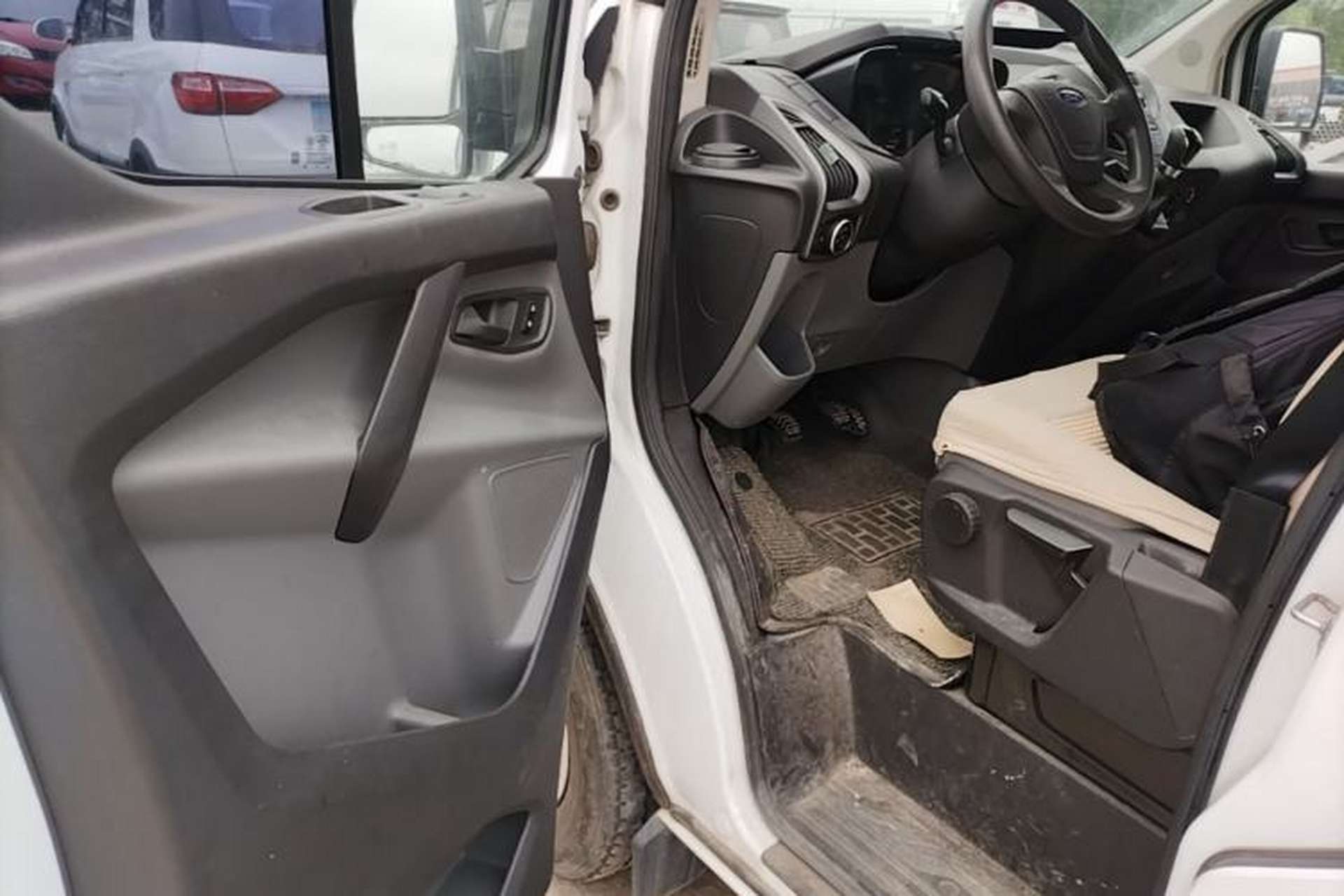 Used Ford Transit 2017 2.0T Diesel Multi-Purpose Commercial Vehicle Short Wheelbase Low Roof China V Standard Driver Seat