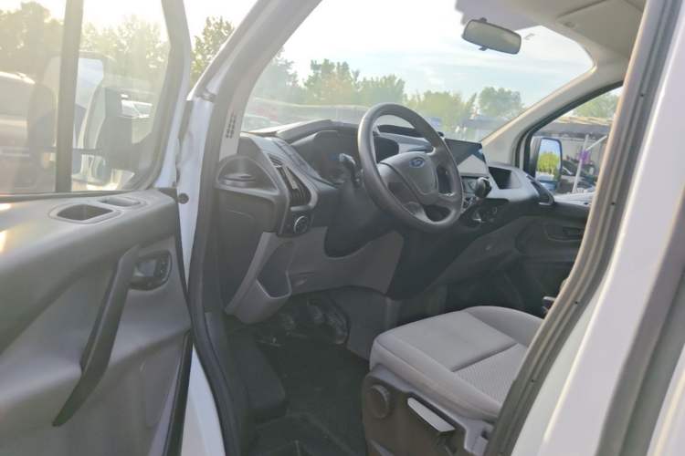 Used Ford Transit 2017 2.0T Diesel Multi-Purpose Commercial Vehicle Short Wheelbase Low Roof China V Standard Driver Seat
