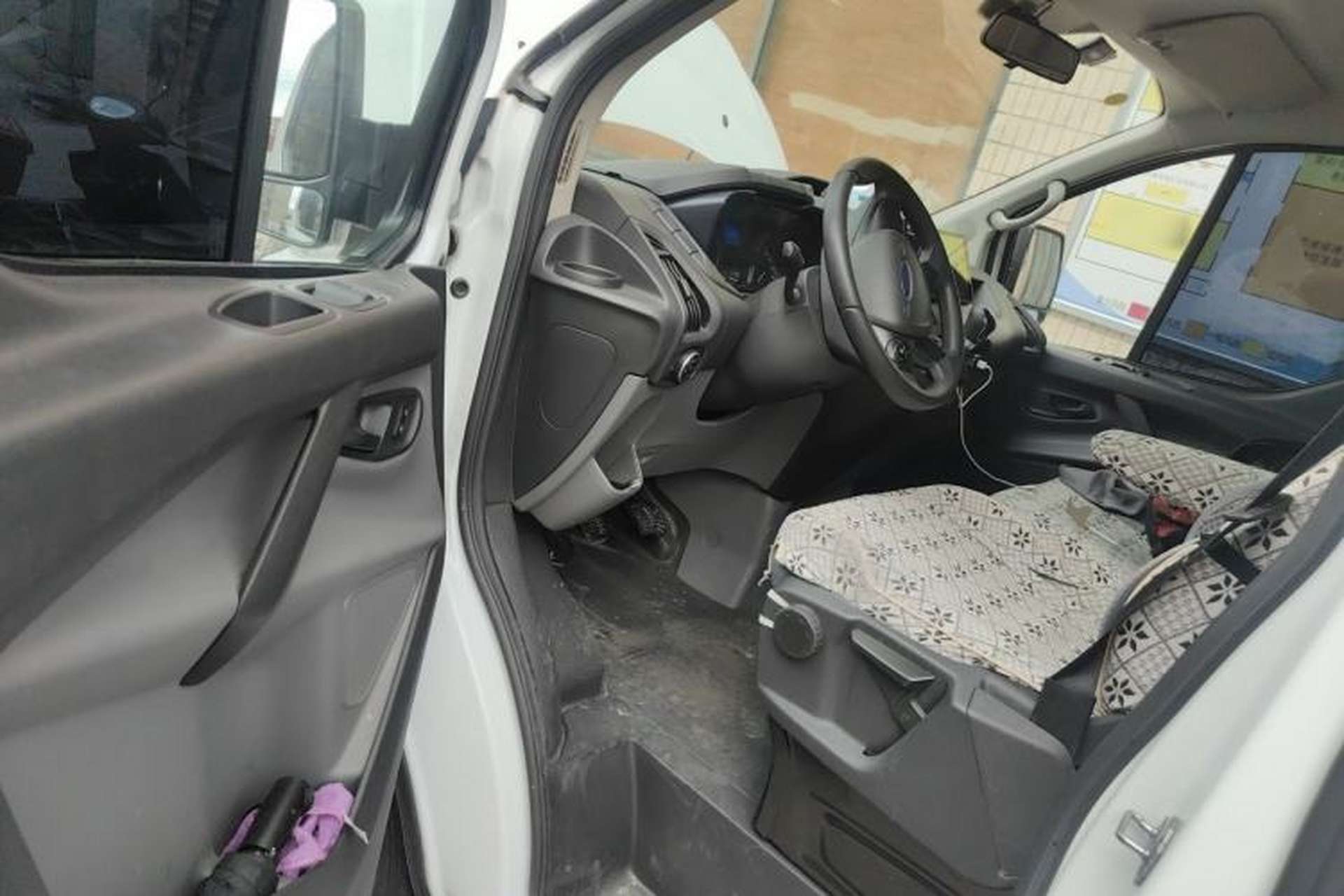 Used Ford Transit 2017 2.0T Diesel Multi-Purpose Commercial Vehicle Short Wheelbase Mid-Roof China IV Standard Driver Seat