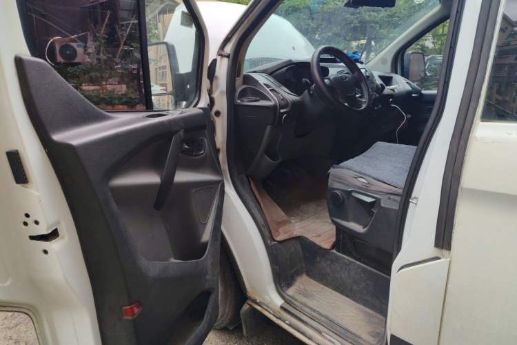 Used Ford Transit 2017 2.0T Diesel Multi-Purpose Commercial Vehicle Short Wheelbase Low Roof China V Standard Driver Seat