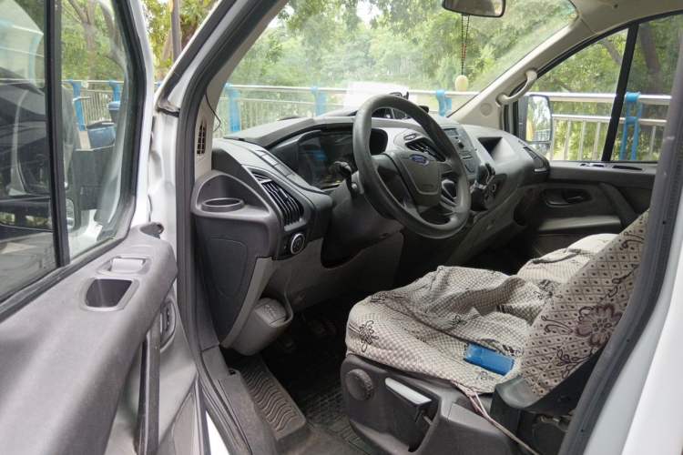 Used Ford Transit 2017 2.0T Diesel Multi-Purpose Commercial Vehicle Short Wheelbase Low Roof China IV Standard Driver Seat