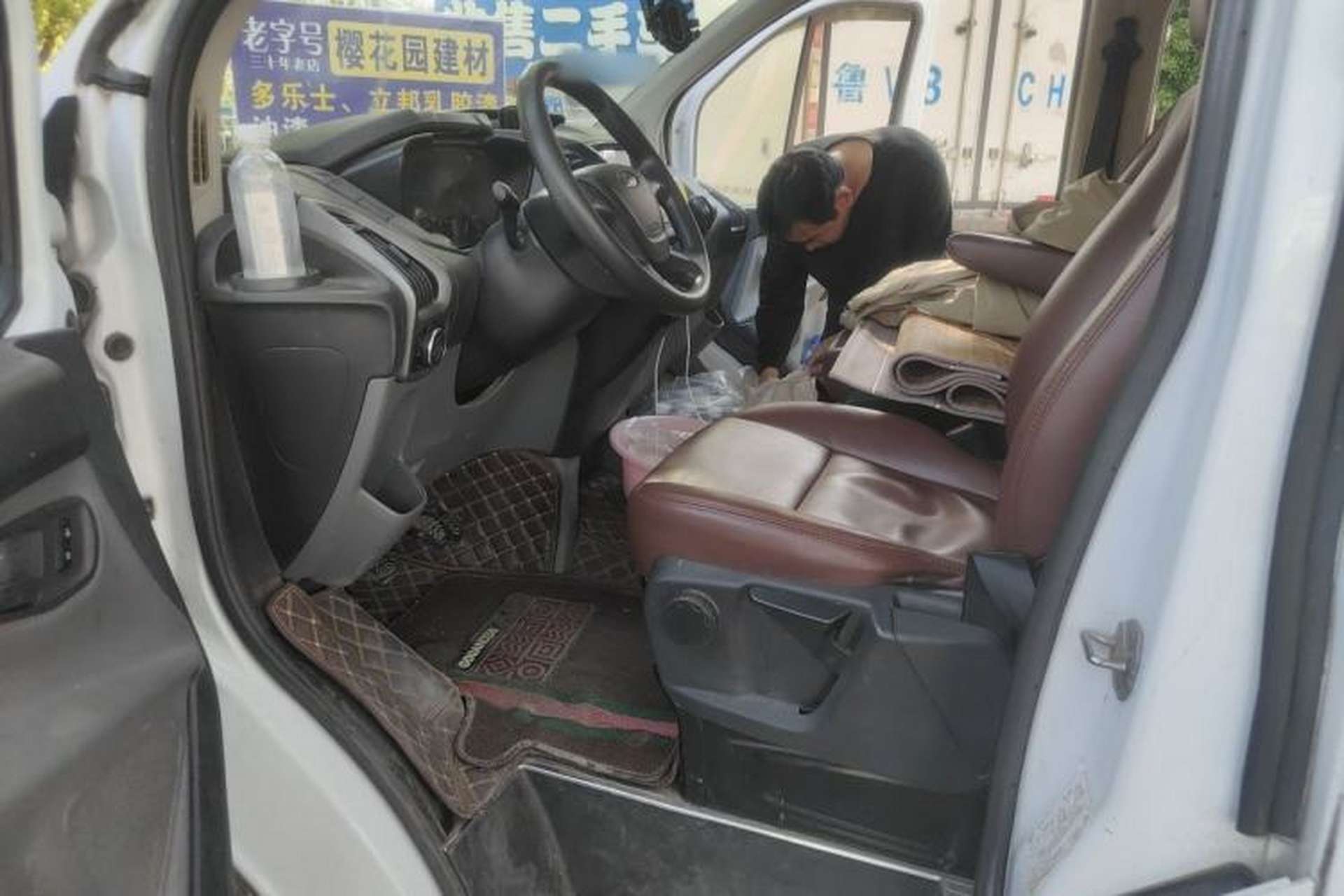 Used Ford Transit 2017 2.0T Diesel Multi-Function Commercial Vehicle Mid-Drive Mid-Roof China V Standard Driver Seat