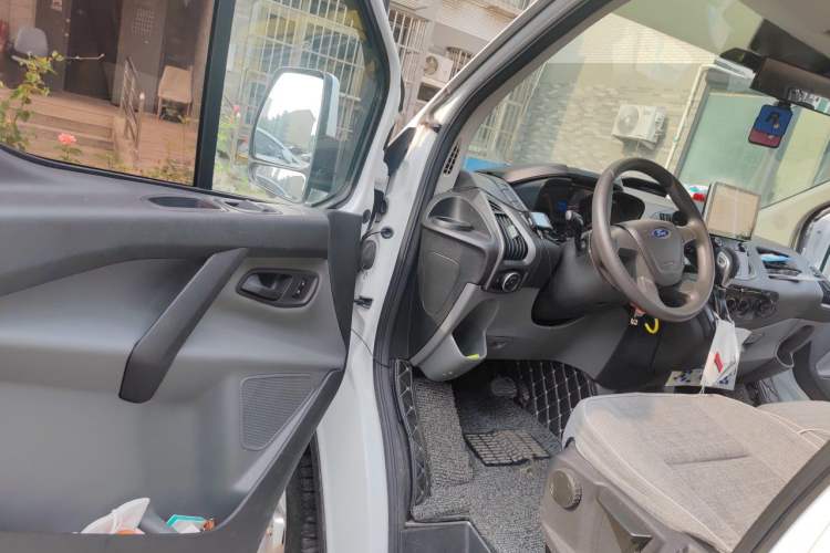 Used Ford Transit 2017 2.0T Gasoline Automatic Multi-Function Commercial Vehicle Short Wheelbase Low Roof China V Standard Driver Seat