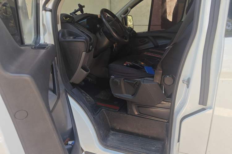 Used Ford Transit 2017 2.0T Diesel Multi-Purpose Commercial Vehicle Short Wheelbase Low Roof China V Standard Driver Seat