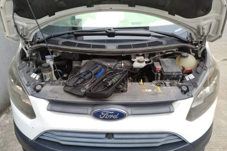 Used Ford Transit 2017 2.0T Diesel Multi-Purpose Commercial Vehicle Short Wheelbase Low Roof China IV Standard Engine Bay