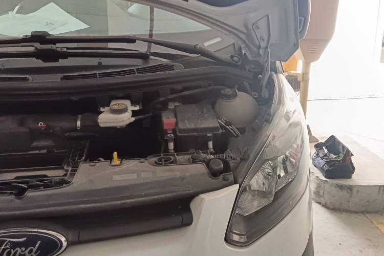 Used Ford Transit 2017 2.0T Diesel Van Mid-Chassis Mid-Roof China IV Standard Engine Bay Left