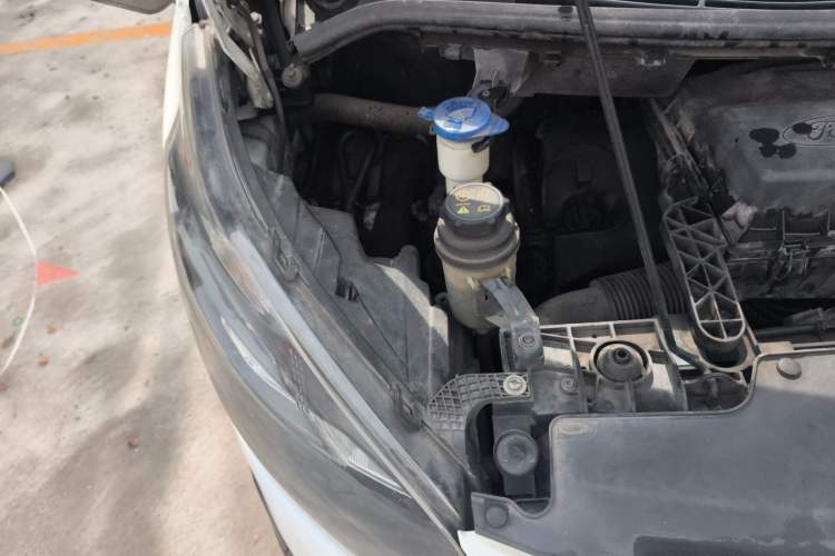 Used Ford Transit 2017 2.0T Diesel Van Mid-Chassis Mid-Roof China V Standard Engine Bay Right
