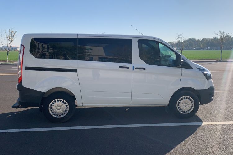 Used Ford Transit 2017 2.0T Diesel Multi-Purpose Commercial Vehicle Short Wheelbase Low Roof China V Standard Exterior 2