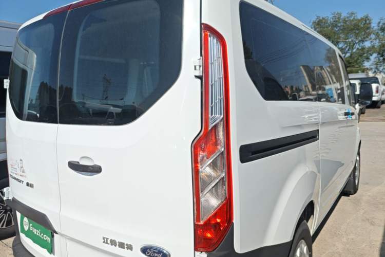 Used Ford Transit 2017 2.0T Diesel Multi-Purpose Commercial Vehicle Short Wheelbase Low Roof China V Standard Exterior 3
