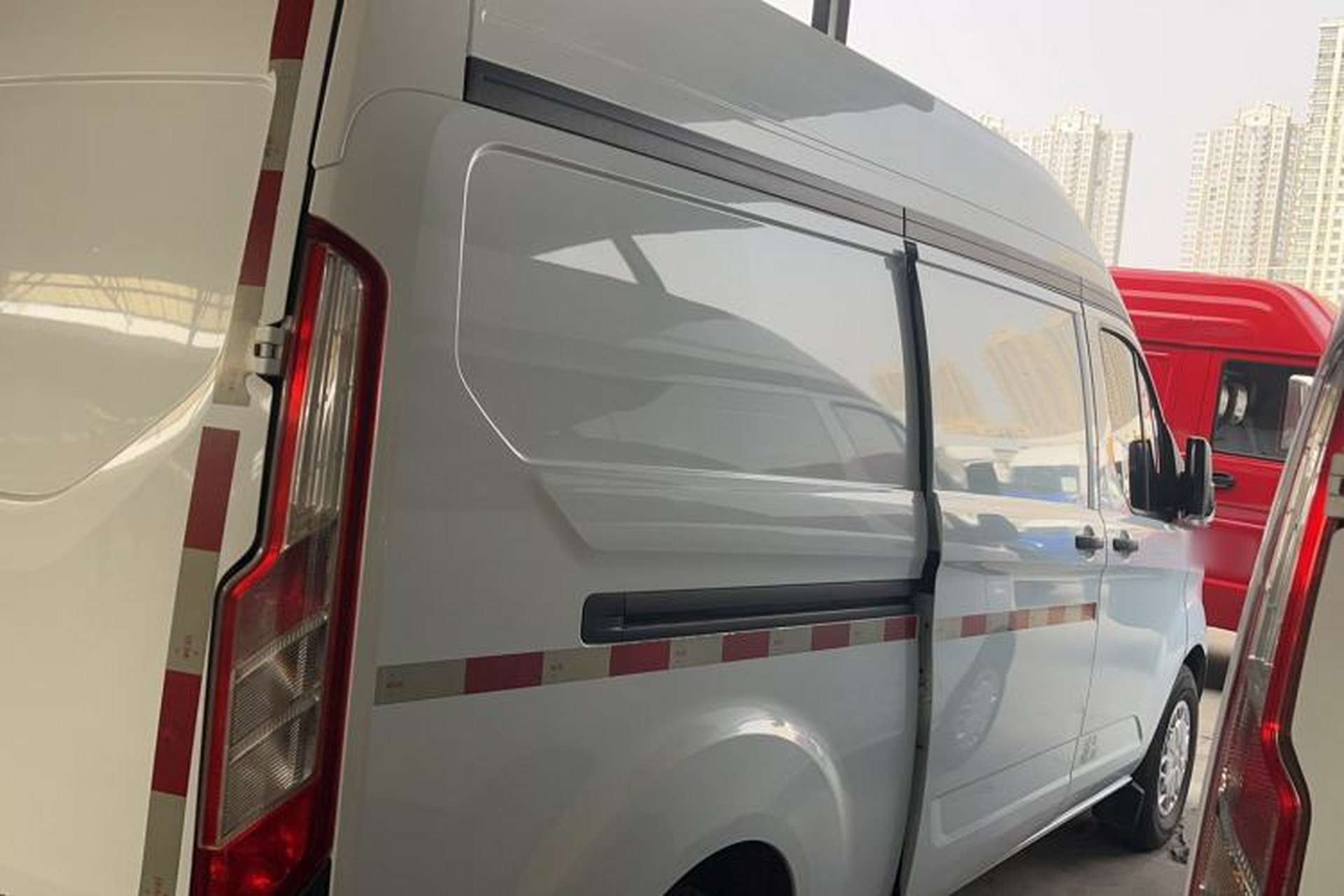 Used Ford Transit 2017 2.0T Gasoline Van Mid-Drive Mid-Roof China V Standard Exterior 3