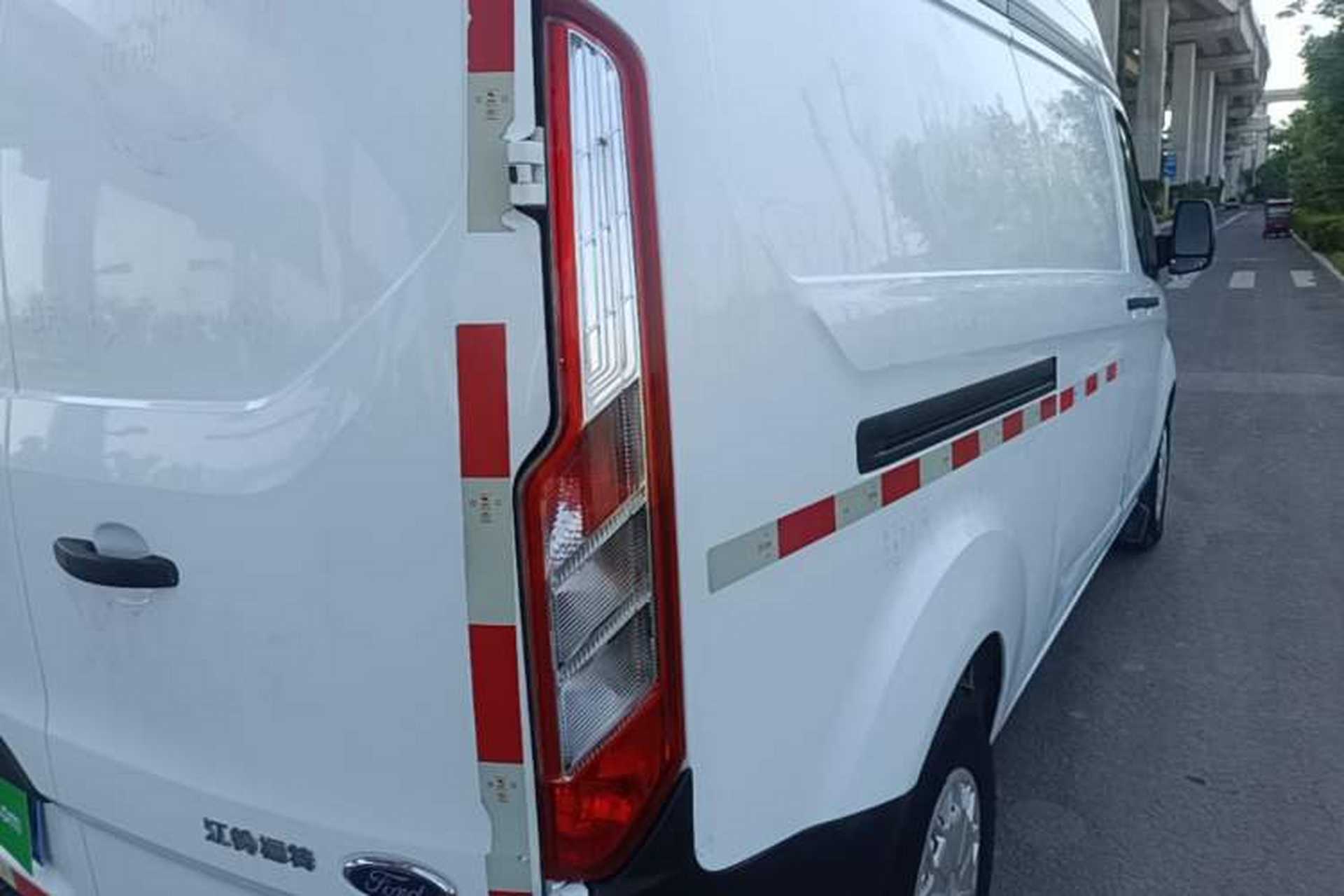 Used Ford Transit 2017 2.0T Diesel Van Mid-Chassis Mid-Roof China V Standard Exterior 3