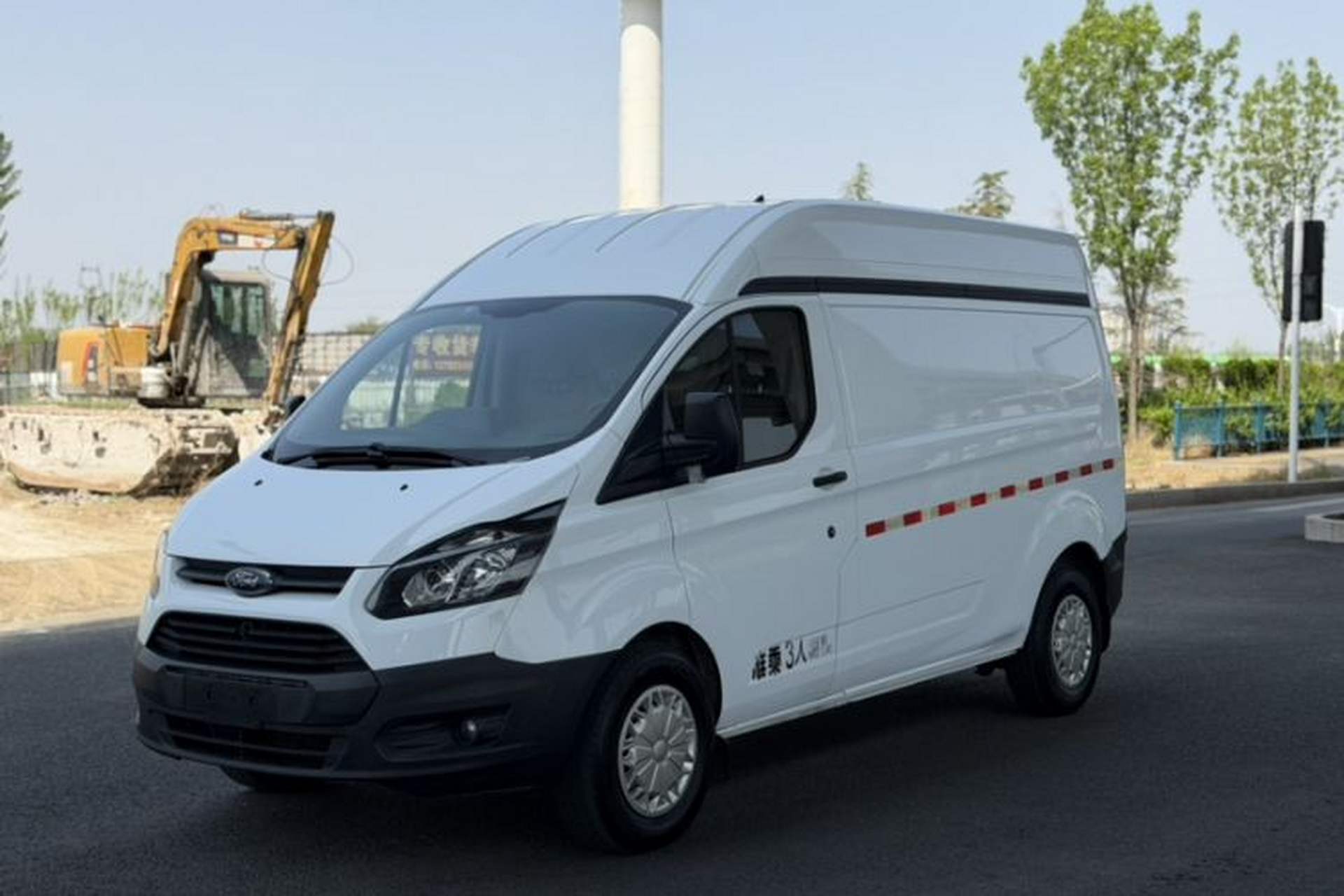 Used Ford Transit 2017 2.0T Diesel Van Mid-Chassis Mid-Roof China V Standard Front Left 45 Deg