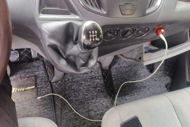 Used Ford Transit 2017 2.0T Diesel Multi-Purpose Commercial Vehicle Mid-Drive Mid-Roof China IV Standard Gear Lever
