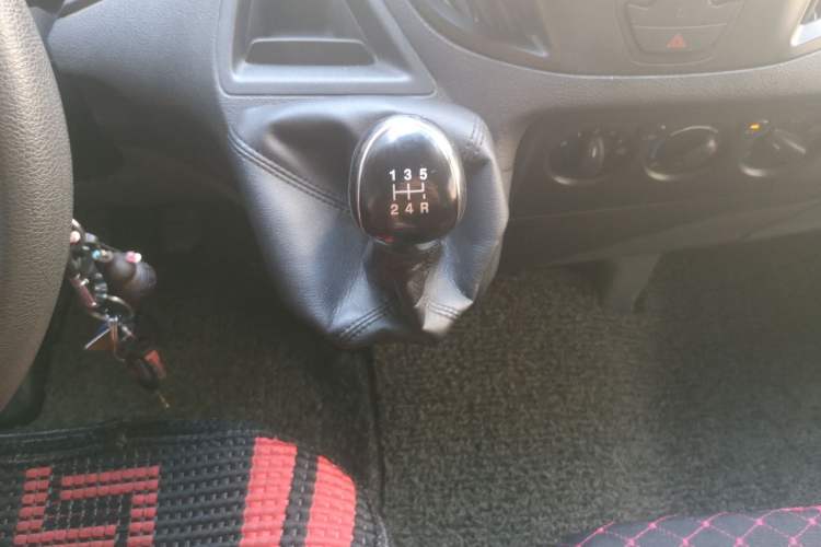 Used Ford Transit 2017 2.0T Diesel Multi-Purpose Commercial Vehicle Mid-Drive Mid-Roof China IV Standard Gear Lever