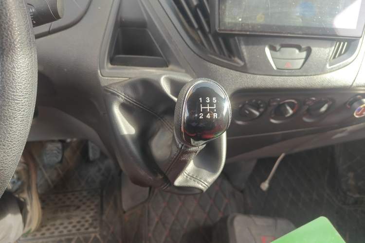 Used Ford Transit 2017 2.0T Diesel Van Short Wheelbase Low Roof China IV Standard Gear Lever