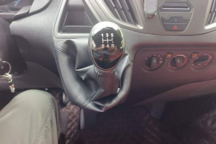 Used Ford Transit 2017 2.0T Diesel Van Short Wheelbase Low Roof China IV Standard Gear Lever