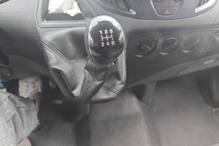 Used Ford Transit 2017 2.0T Diesel Multi-Purpose Commercial Vehicle Short Wheelbase Low Roof China V Standard Gear Lever