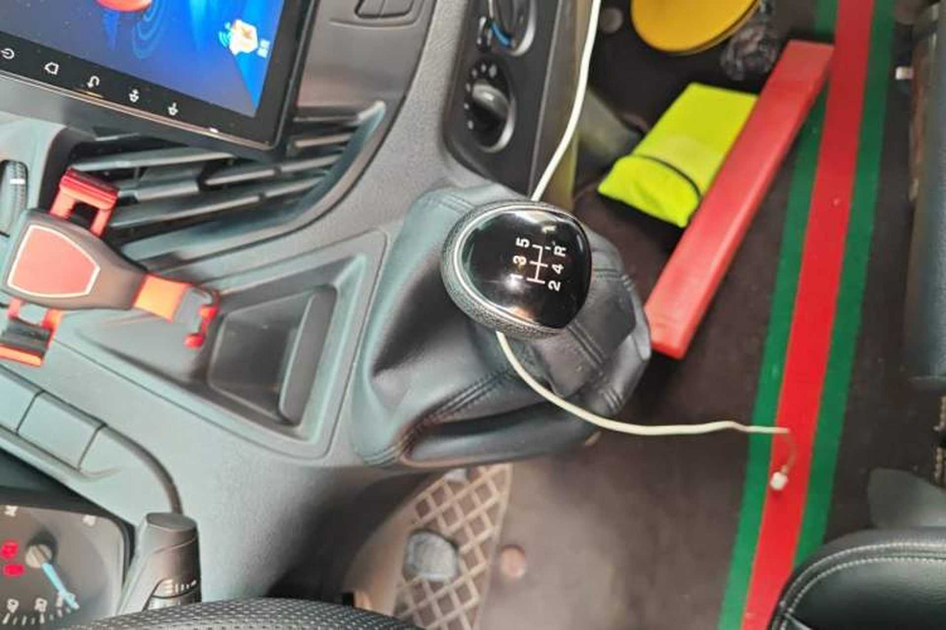 Used Ford Transit 2017 2.0T Diesel Multi-Purpose Commercial Vehicle Short Wheelbase Low Roof China V Standard Gear Lever