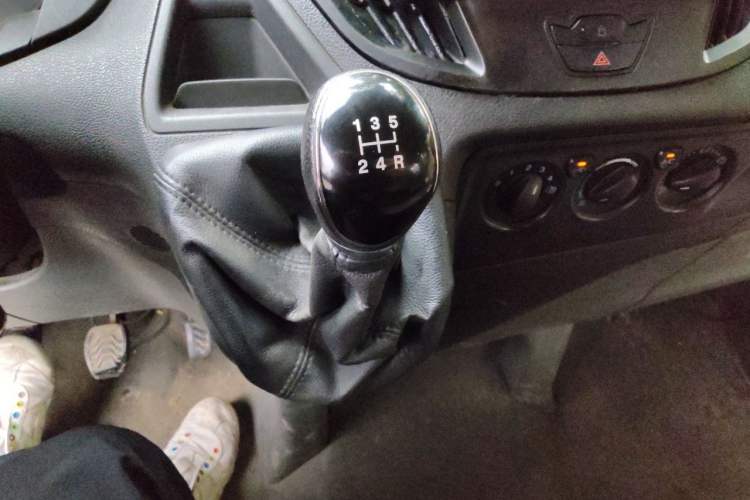 Used Ford Transit 2017 2.0T Diesel Multi-Function Commercial Vehicle Mid-Drive Mid-Roof China V Standard Gear Lever