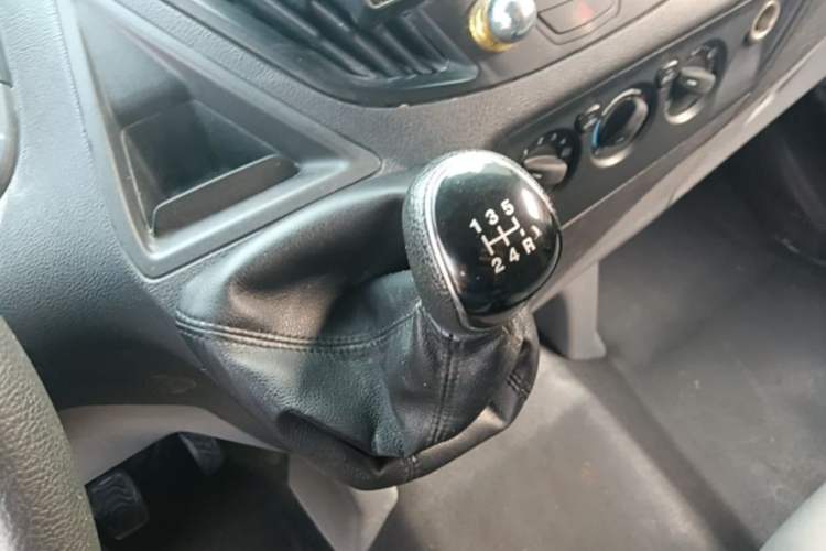 Used Ford Transit 2017 2.0T Diesel Multi-Purpose Commercial Vehicle Short Wheelbase Low Roof China V Standard Gear Lever