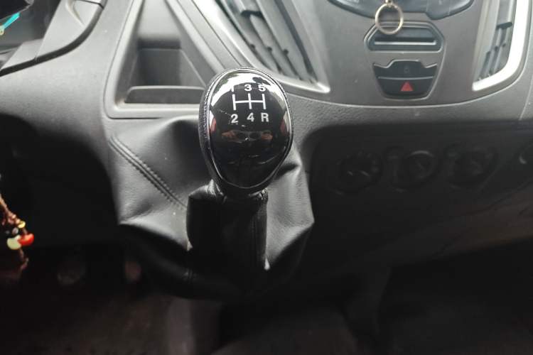 Used Ford Transit 2017 2.0T Diesel Multi-Purpose Commercial Vehicle Short Wheelbase Low Roof China IV Standard Gear Lever