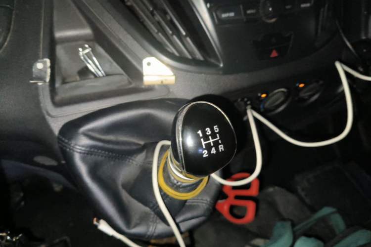 Used Ford Transit 2017 2.0T Diesel Van Mid-Chassis Mid-Roof China V Standard Gear Lever