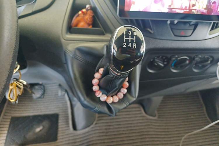 Used Ford Transit 2017 2.0T Diesel Multi-Purpose Commercial Vehicle Short Wheelbase Low Roof China IV Standard Gear Lever