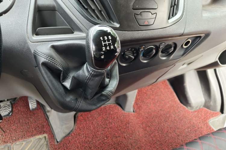 Used Ford Transit 2017 2.0T Diesel Multi-Function Commercial Vehicle Mid-Drive Mid-Roof China V Standard Gear Lever