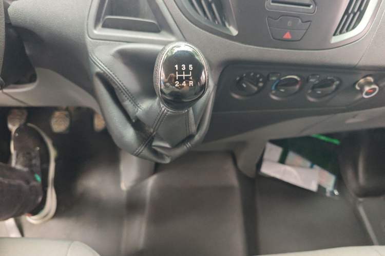 Used Ford Transit 2017 2.0T Diesel Multi-Purpose Commercial Vehicle Short Wheelbase Low Roof China V Standard Gear Lever