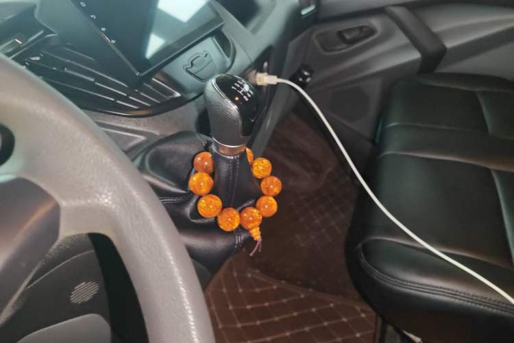 Used Ford Transit 2017 2.0T Diesel Van Mid-Chassis Mid-Roof China IV Standard Gear Lever