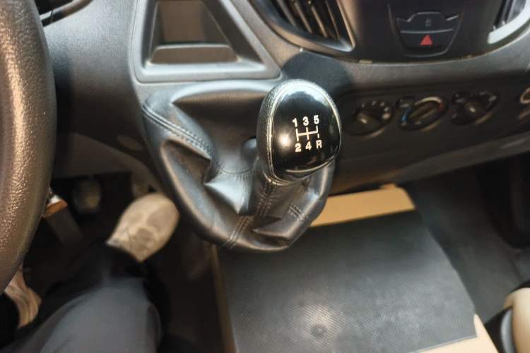 Used Ford Transit 2017 2.0T Diesel Multi-Function Commercial Vehicle Mid-Drive Mid-Roof China V Standard Gear Lever
