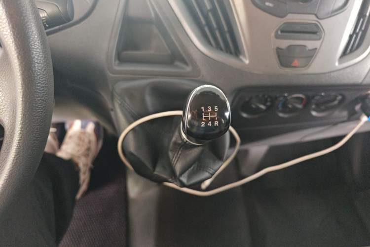 Used Ford Transit 2017 2.0T Diesel Multi-Function Commercial Vehicle Mid-Drive Mid-Roof China V Standard Gear Lever
