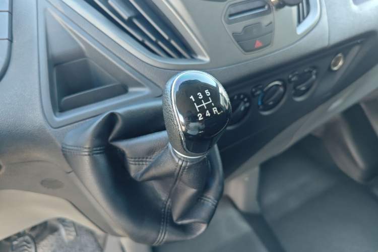 Used Ford Transit 2017 2.0T Diesel Multi-Purpose Commercial Vehicle Short Wheelbase Low Roof China V Standard Gear Lever