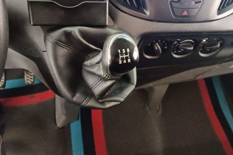 Used Ford Transit 2017 2.0T Diesel Van Mid-Chassis Mid-Roof China IV Standard Gear Lever