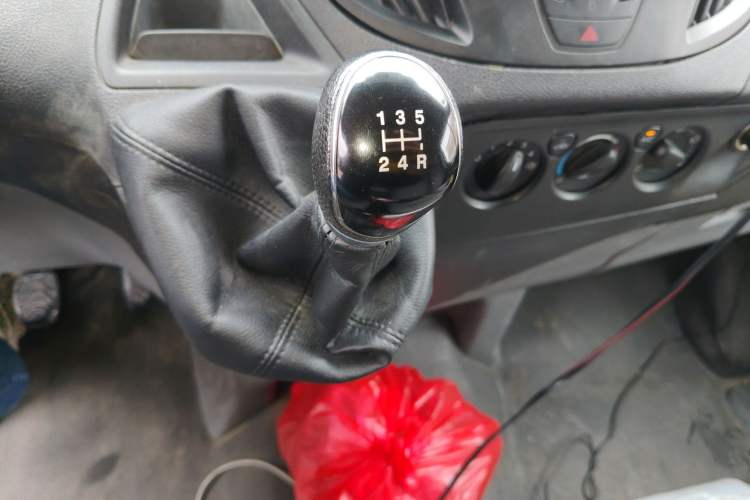 Used Ford Transit 2017 2.0T Diesel Van Mid-Chassis Mid-Roof China IV Standard Gear Lever