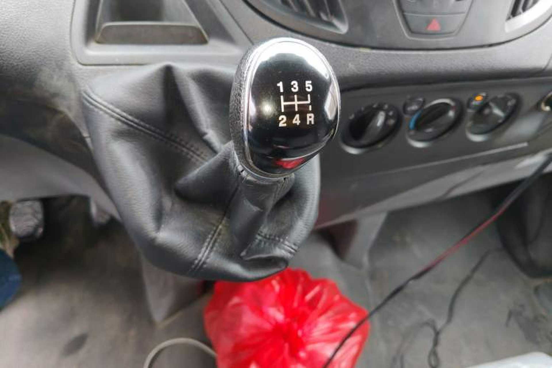 Used Ford Transit 2017 2.0T Diesel Van Mid-Chassis Mid-Roof China IV Standard Gear Lever