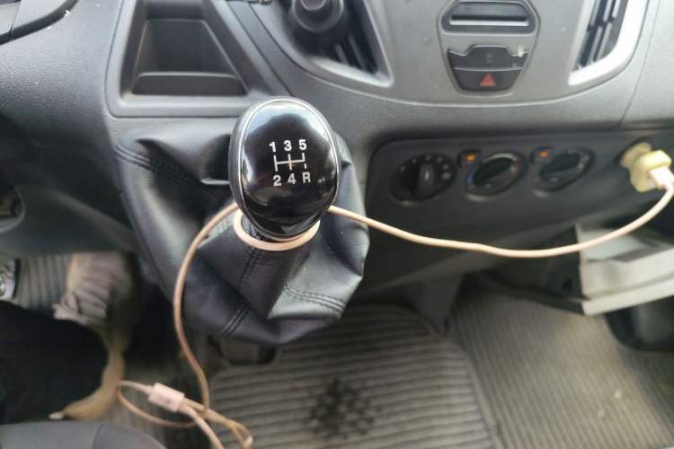 Used Ford Transit 2017 2.0T Diesel Multi-Purpose Commercial Vehicle Short Wheelbase Low Roof China V Standard Gear Lever