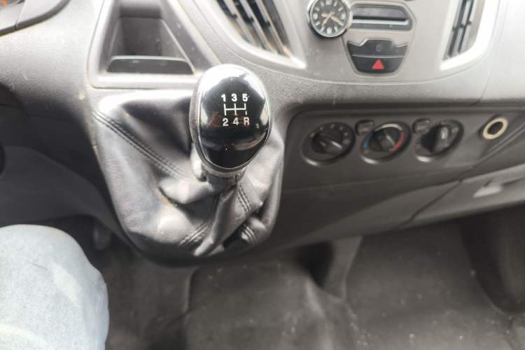 Used Ford Transit 2017 2.0T Diesel Multi-Function Commercial Vehicle Mid-Drive Mid-Roof China V Standard Gear Lever