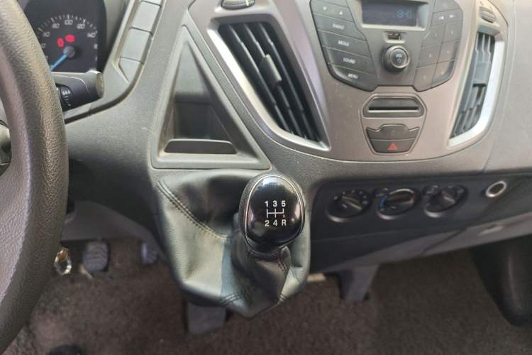 Used Ford Transit 2017 2.0T Diesel Multi-Function Commercial Vehicle Mid-Drive Mid-Roof China V Standard Gear Lever