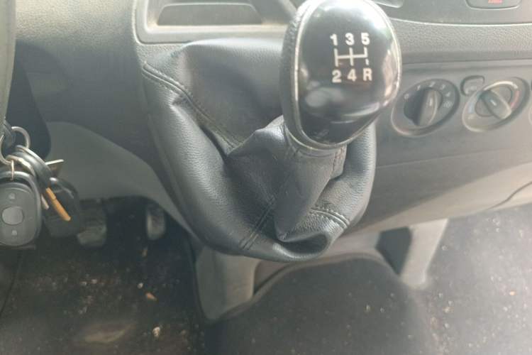 Used Ford Transit 2017 2.0T Diesel Van Mid-Chassis Mid-Roof China V Standard Gear Lever