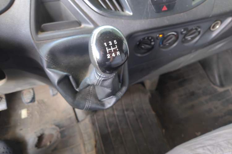 Used Ford Transit 2017 2.0T Diesel Van Mid-Chassis Mid-Roof China V Standard Gear Lever