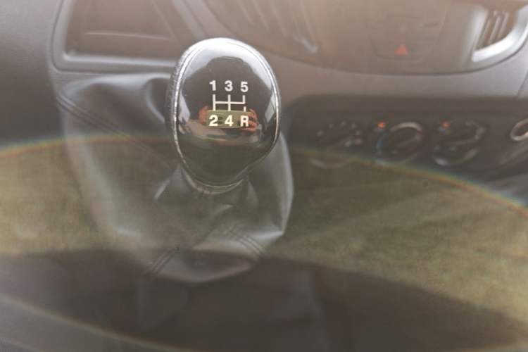 Used Ford Transit 2017 2.0T Diesel Multi-Purpose Commercial Vehicle Short Wheelbase Low Roof China V Standard Gear Lever