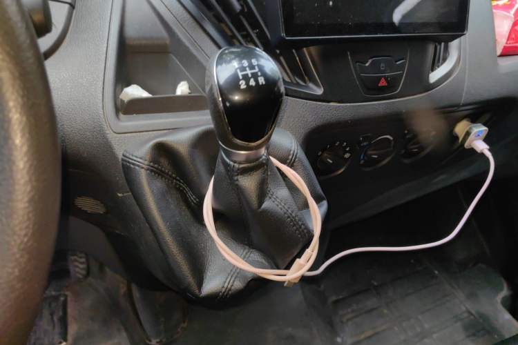 Used Ford Transit 2017 2.0T Diesel Multi-Purpose Commercial Vehicle Short Wheelbase Low Roof China V Standard Gear Lever