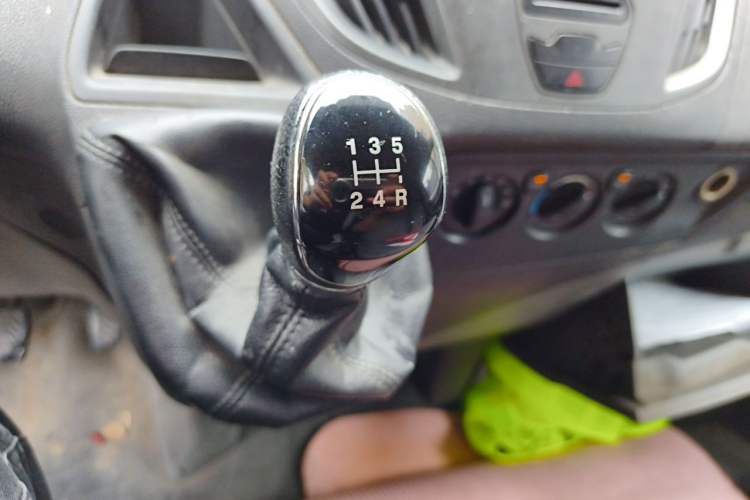 Used Ford Transit 2017 2.0T Diesel Van Mid-Chassis Mid-Roof China V Standard Gear Lever