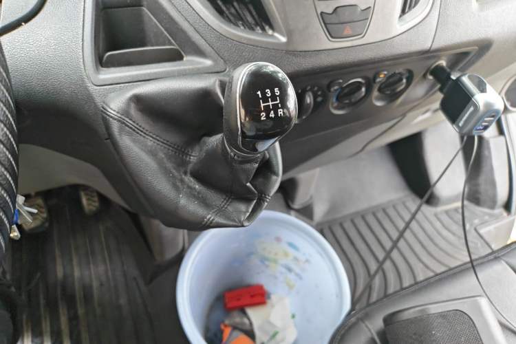 Used Ford Transit 2017 2.0T Diesel Multi-Purpose Commercial Vehicle Mid-Drive Mid-Roof China IV Standard Gear Lever